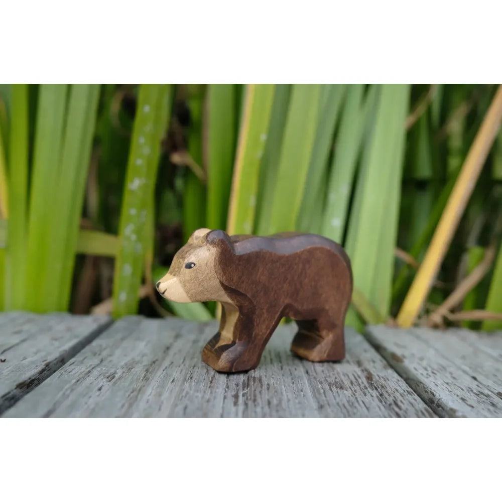 Handgeschnitzte Holzbär-Figurine für das Produkt Bär klein gehend