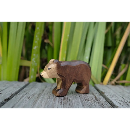 Handgeschnitzte Holzbär-Figurine für das Produkt Bär klein gehend