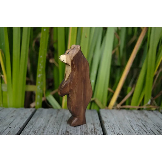 Carved wooden bear figurine standing on hind legs for Bär stehend auf den Hinterpfoten
