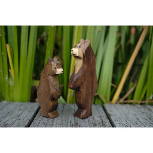 Handgeschnitzte stehende Bärenfigur aus Holz, klein, braun mit hellem Maul