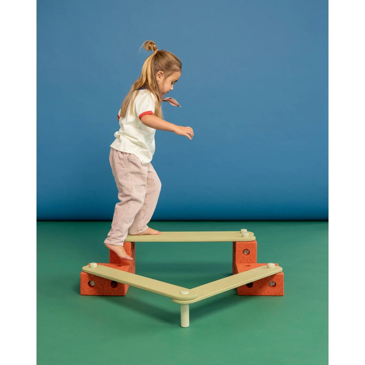 Kind balanciert auf dem MODU Balance Track