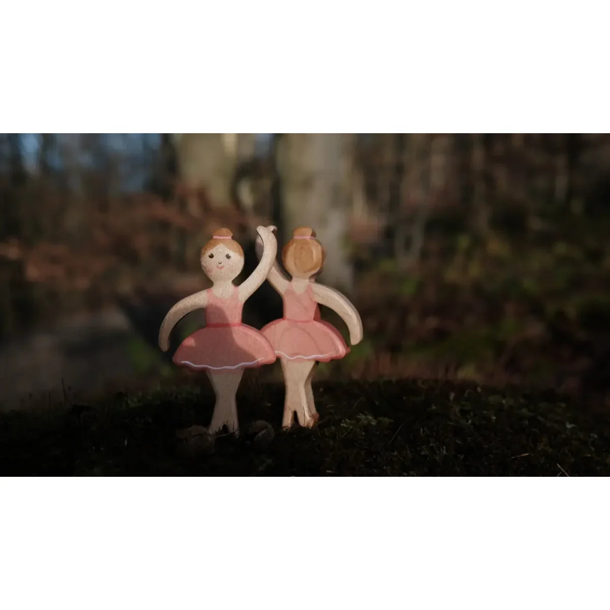 Zwei Miniatur-Holz-Ballerina-Figuren in rosa Tuttus und Pfirsich-Haarspangen, Ballerina