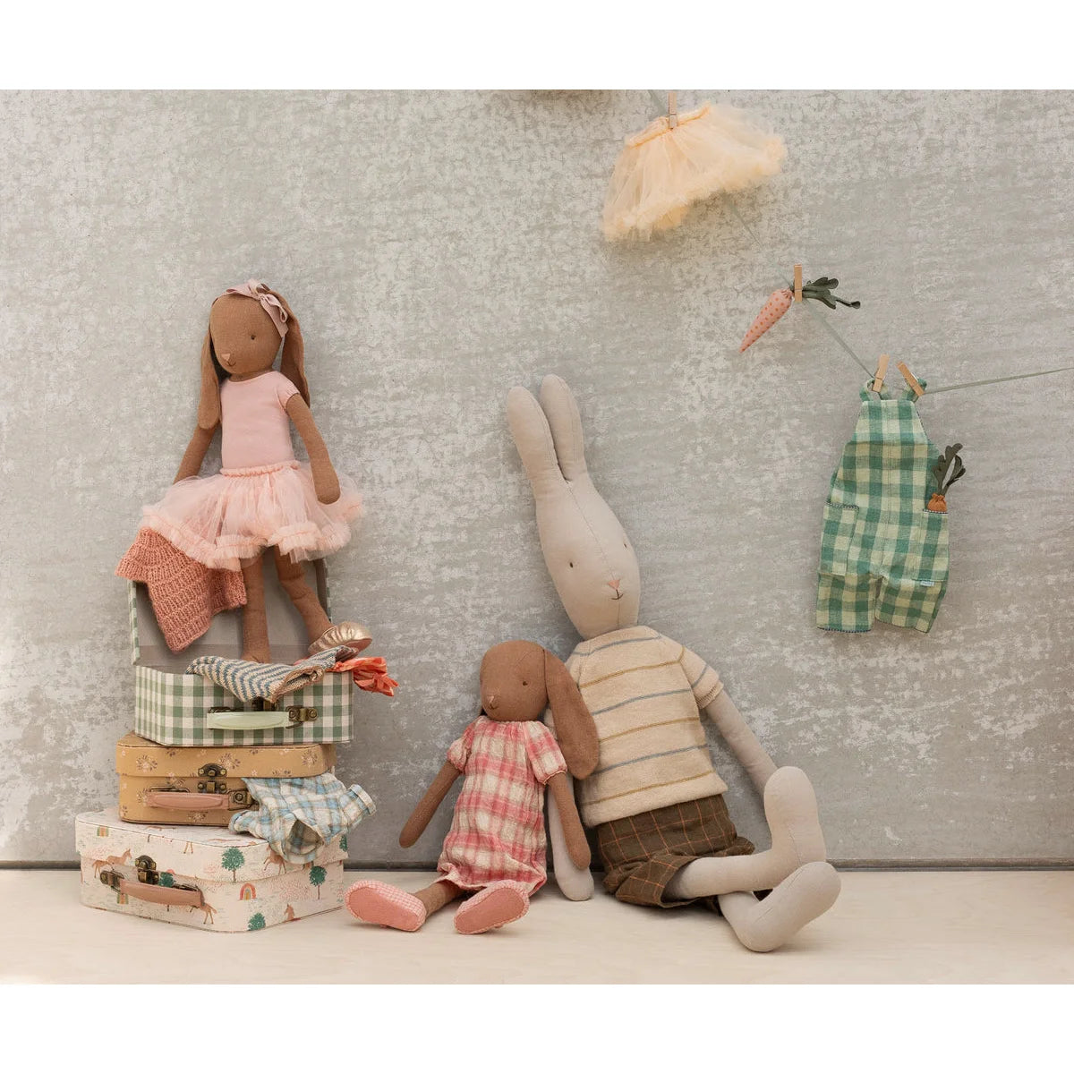 Weiches beige Stoffkaninchen mit langen Ohren und gestreiftem Hemd in Ballettanzug rosa Gr. 3