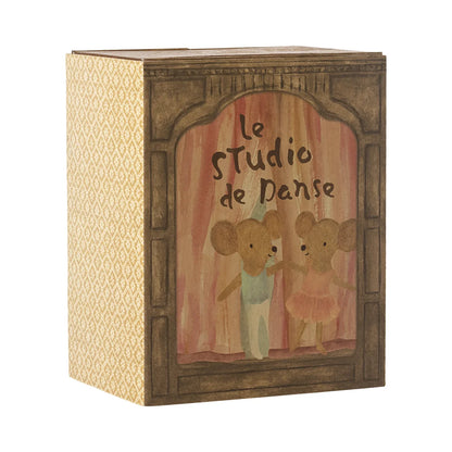 Ballettmäuse im Tanzstudio: Cartoonmäuse in Ballettröcken auf Bühne