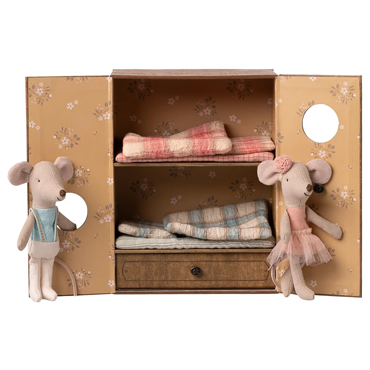 Beige Blumen-Schrank mit Bettwäsche und Maileg-Mäusen in Blau und Rosa-Tutu