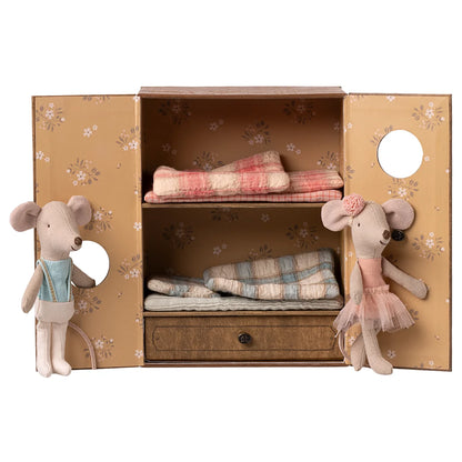 Beige Blumen-Schrank mit Bettwäsche und Maileg-Mäusen in Blau und Rosa-Tutu