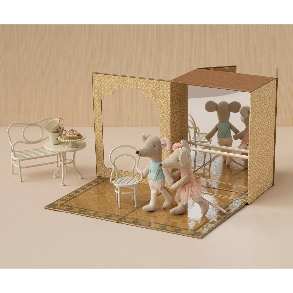 Zartes Mini-Tanzstudio mit Ballettmäusen, Schwester und Bruder