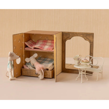 Miniatur Holzgarderobe mit Blumenmuster-Innenverkleidung, zwei Regalen und gefalteter Bettwäsche