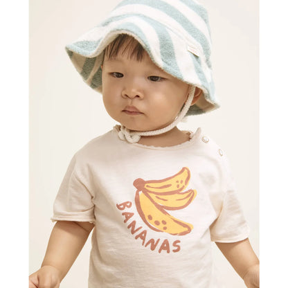 Weicher hellblauer-weißer gestreifter Sonnenhut mit breiter Krempe zu nachhaltiger Babykleidung Schweiz