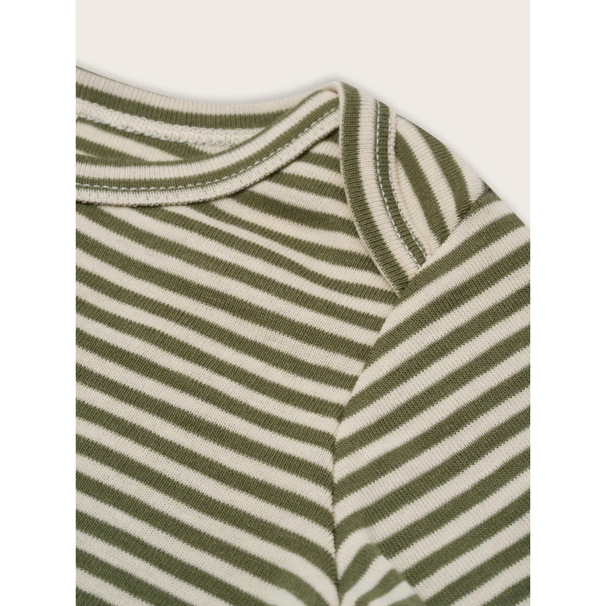 Grünes und beiges gestreiftes Strick-Top mit feiner Naht am Kragen, Fern Stripes