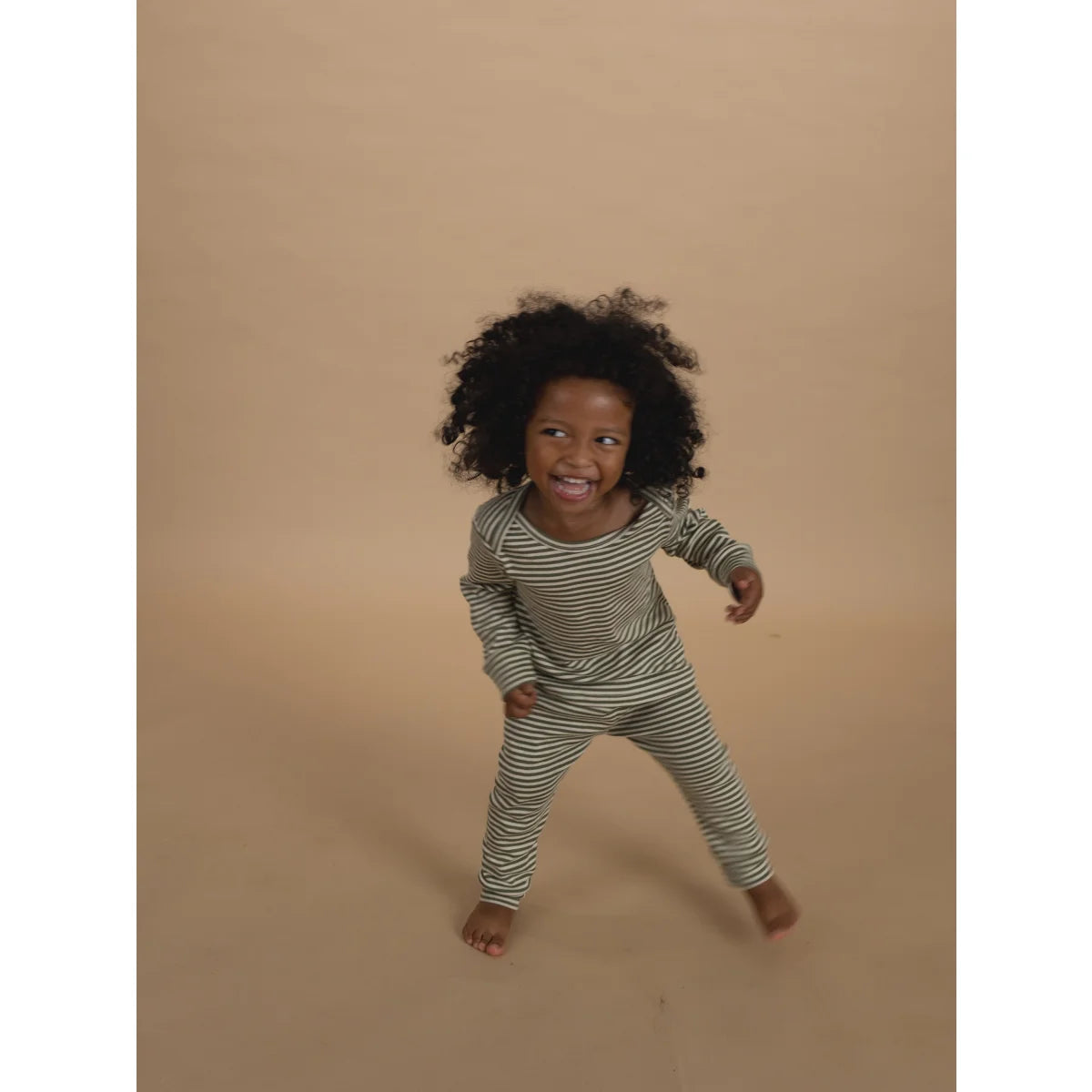 Kind in grün-weiß gestreiftem Langarm-Baselayer-Set mit Leggings, Fern-Streifen