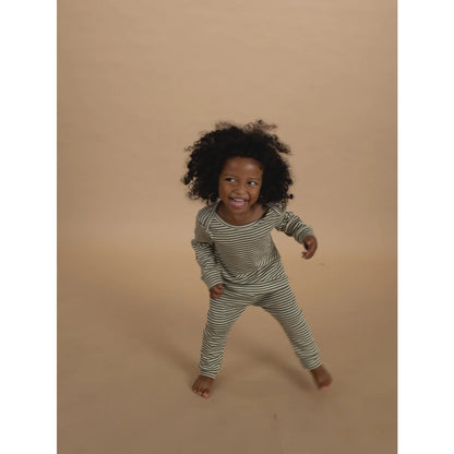 Kind in grün-weiß gestreiftem Langarm-Baselayer-Set mit Leggings, Fern-Streifen