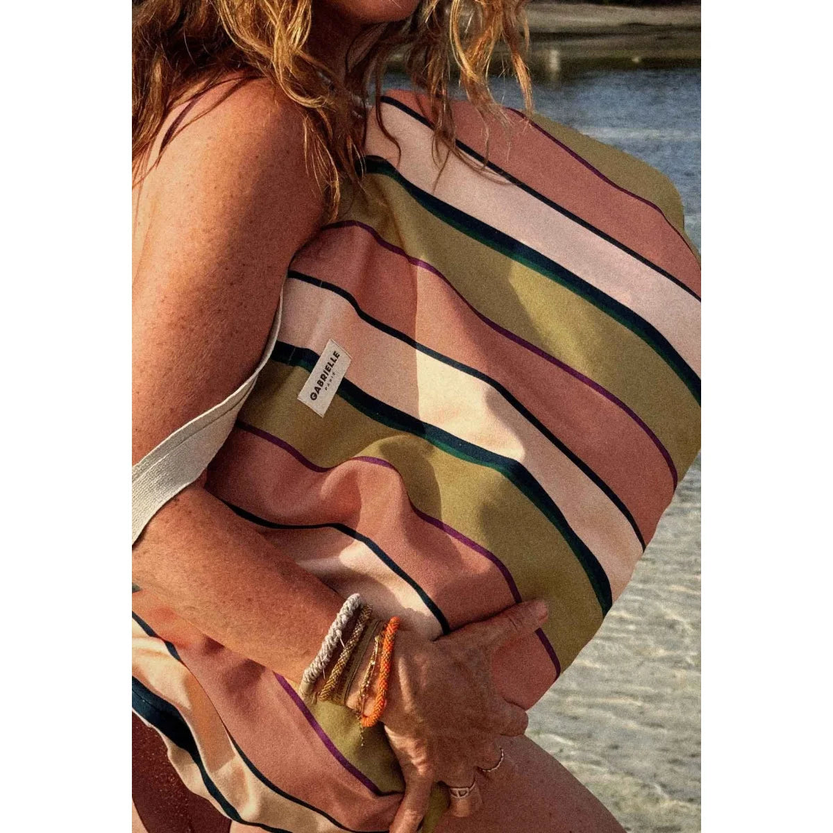 Beach bag sand stripes mit pastellrosa und olivgrünen streifen, ideal für ökologische baby- & kinderprodukte