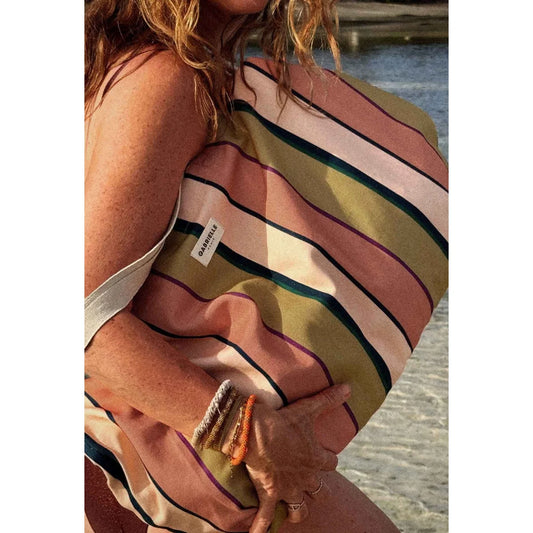 Beach bag sand stripes mit pastellrosa und olivgrünen streifen, ideal für ökologische baby- & kinderprodukte
