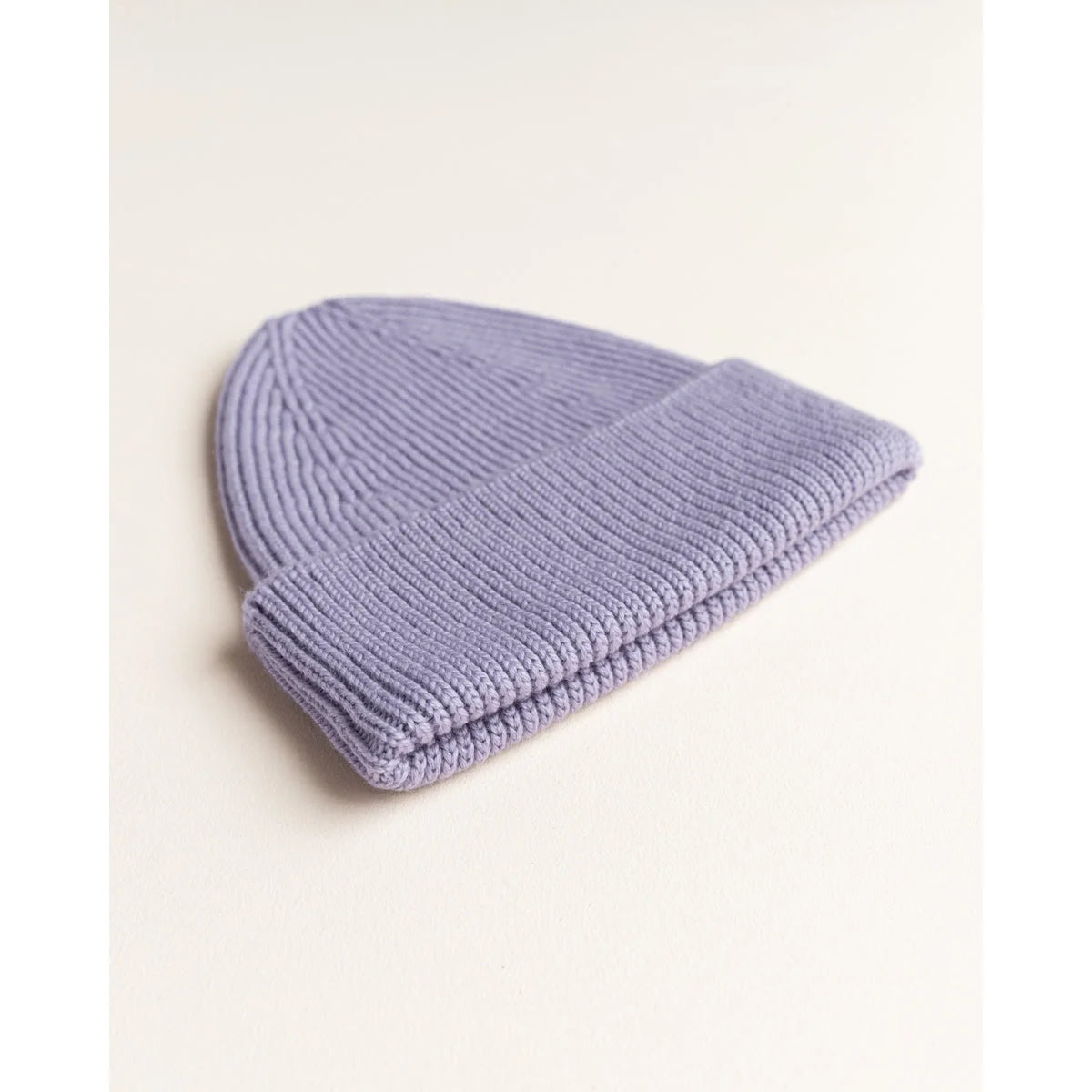 Beanie Fonzie in Lilac in Seitenansicht mit umgeschlagener Krempe