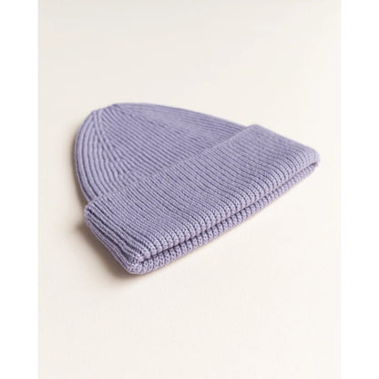 Beanie Fonzie in Lilac in Seitenansicht mit umgeschlagener Krempe