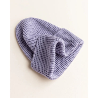 Detailansicht des Rippstricks der lila Beanie Fonzie