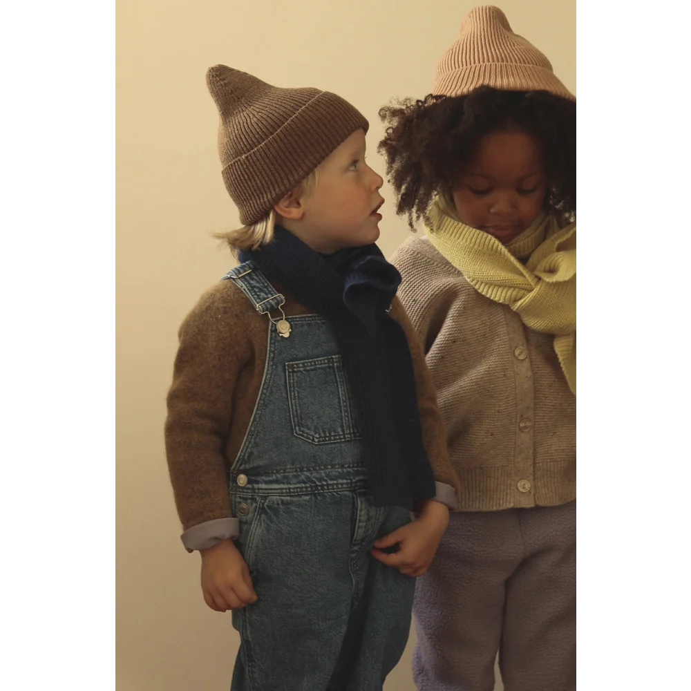 Zwei Kinder in Winterkleidung zeigen Beanie Fonzie in Mocha