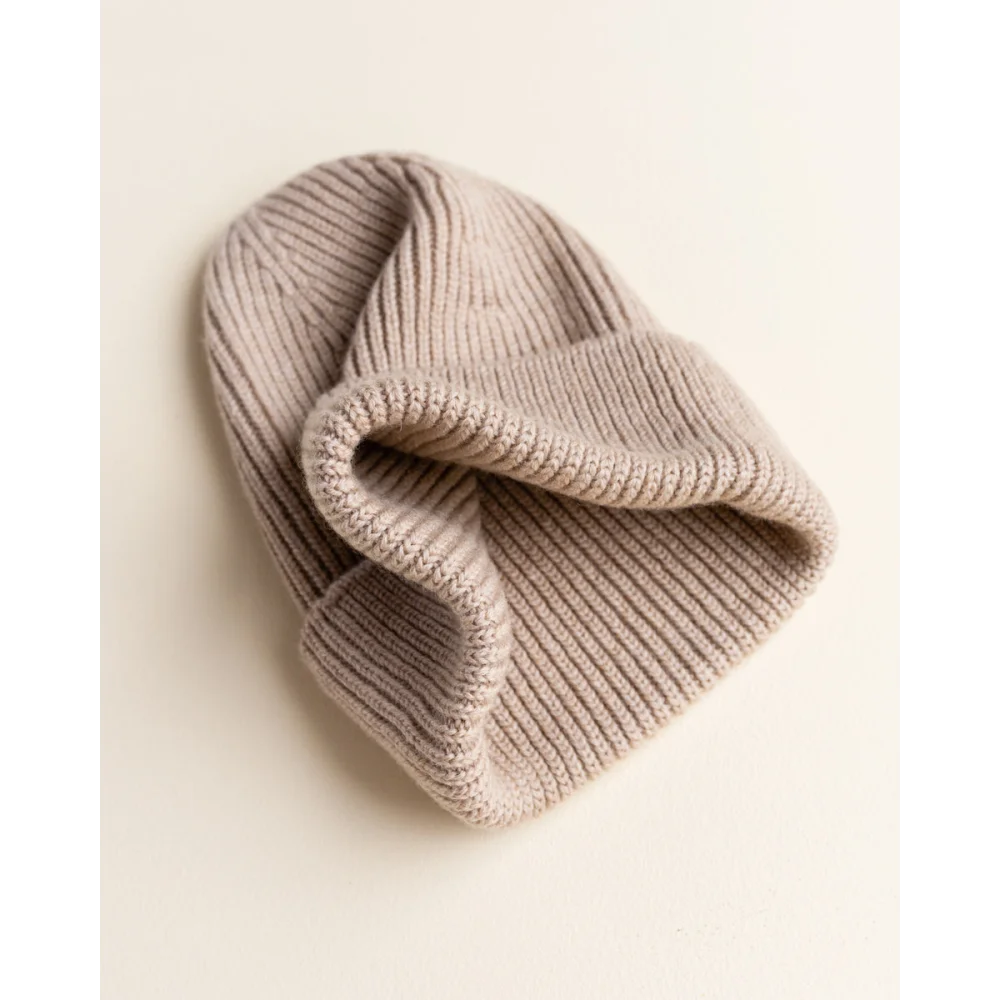 Beige ribbed knit Beanie Fonzie Sand folded over for a stylish look