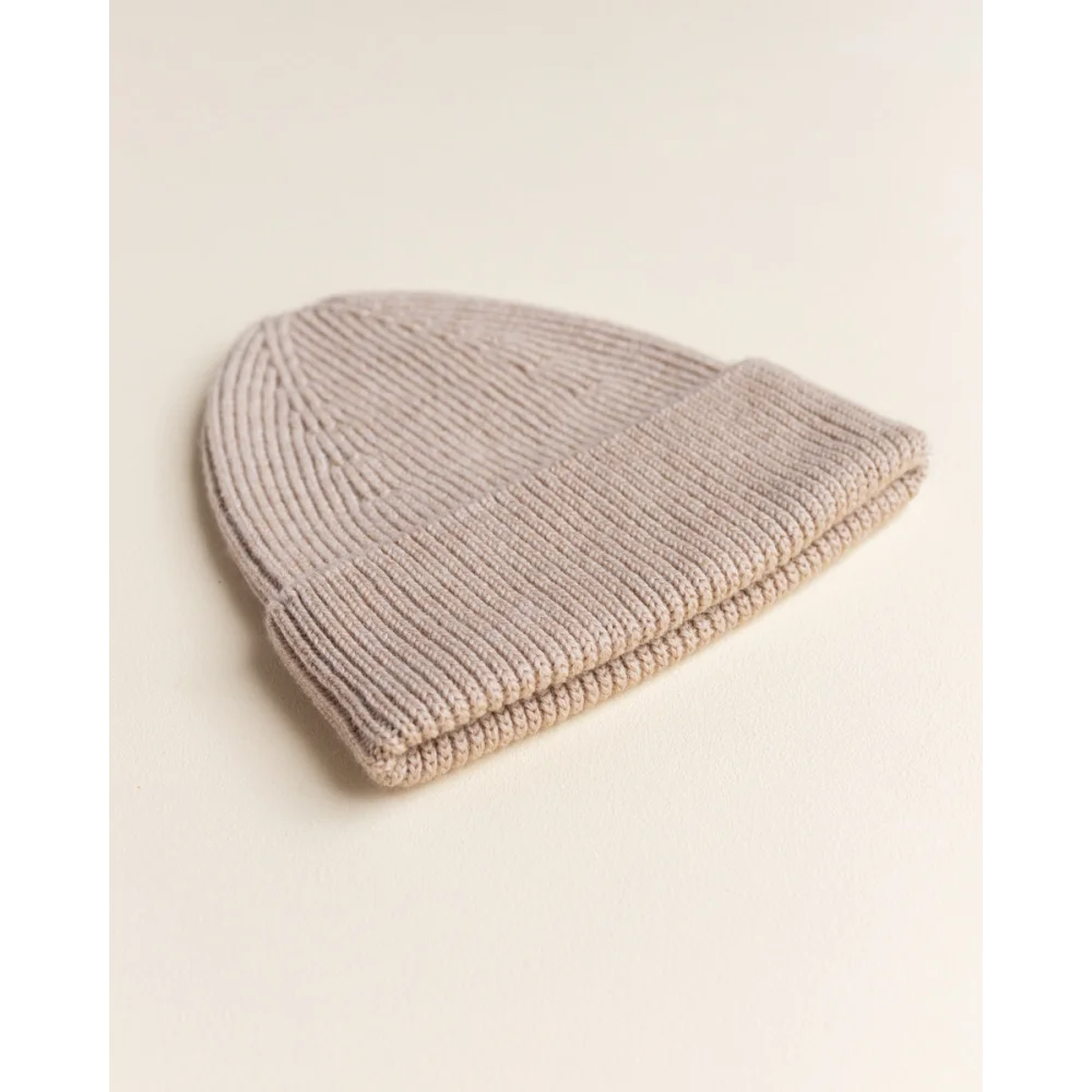 Beige knitted Beanie Fonzie in Sand color with ribbed texture for stylish warmth