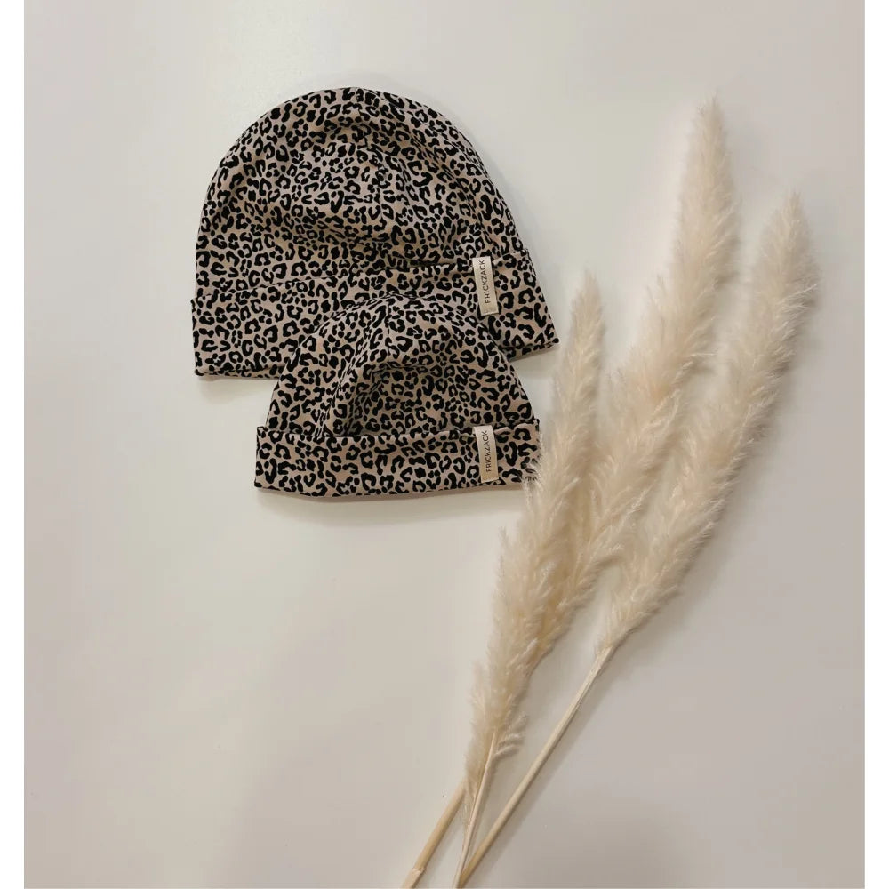 Zwei Leo-Print Beanies auf der Beanie Leo Produktseite