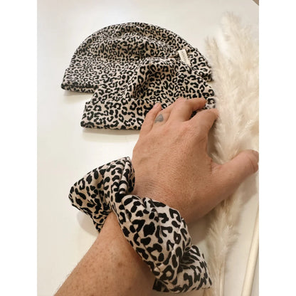 Leopard print Beanie und Scrunchie für stylisches Outfit bei Beanie Leo