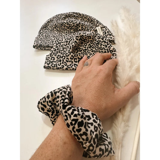 Leopard print Beanie und Scrunchie für stylisches Outfit bei Beanie Leo