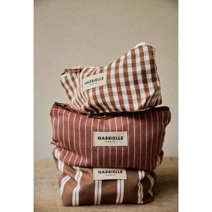 Gestapelter gabrielles paris beauty pouch stripes noisette mit braunem und elfenbeinfarbenem kariertem und gestreiftem muster ideal für ökologische baby- & kinderprodukte