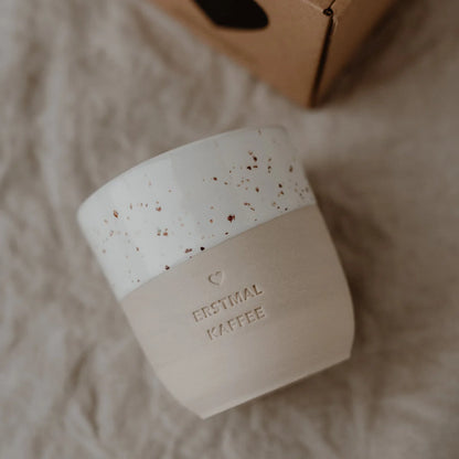 Weißer Becher Erstmal Kaffee mit Kupferakzenten und Herzgravur, 320ml