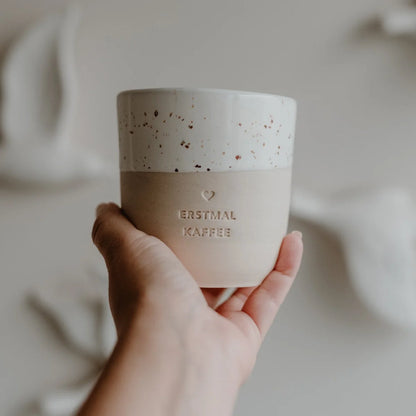 Becher Erstmals Kaffee: Beige Keramikbecher mit Herzgravur, 320 ml