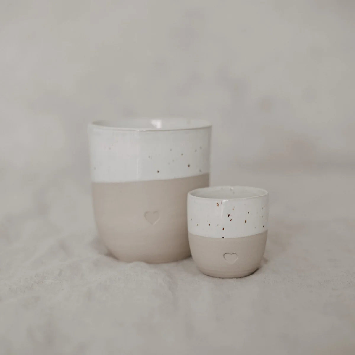 Espresso Becher HERZ 70ml mit Herz-Gravur, weiß gesprenkelt