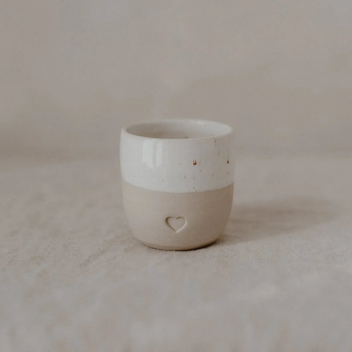 Espresso Becher HERZ 70ml weiß-beige mit Herz-Eindruck