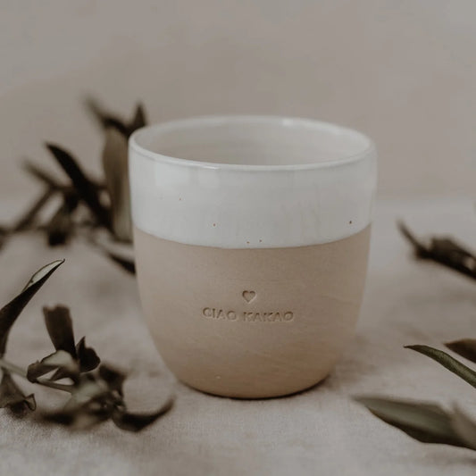 Beige-weißer Becher Ciao Kakao mit Herz-Embosse und Ciao Mama Gravur, 200ml