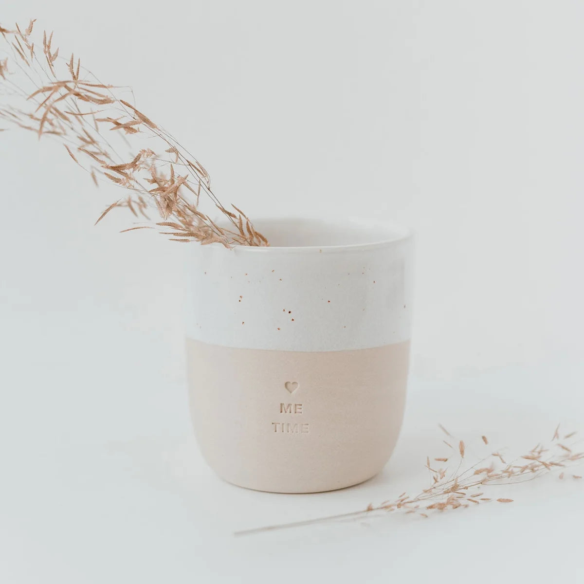 Minimalistischer Becher Me Time: weiß gesprenkelt, blush unten, Me Time Herz