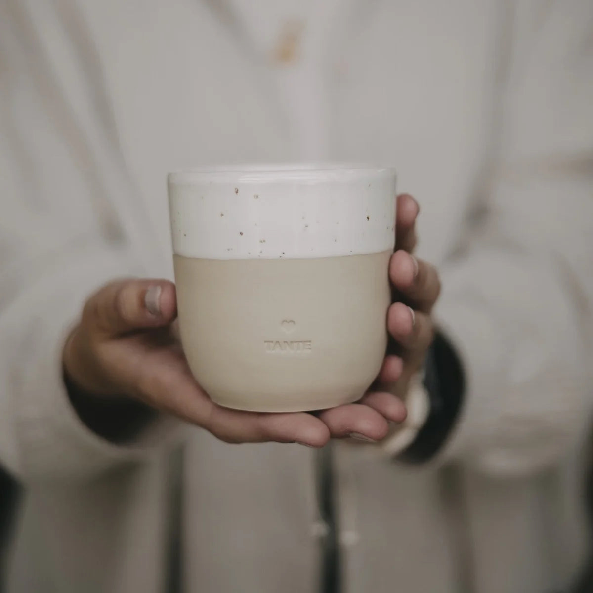 Minimalistischer Becher Tante 320ml mit Takes-Logo, speckled weißer Rand