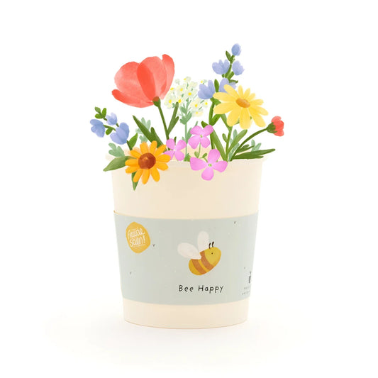 Ein fröhlicher creamfarbener papbecher bee happy mit hellblauem streifen und bienenmotiv, ideal als geschenk für neugeborene