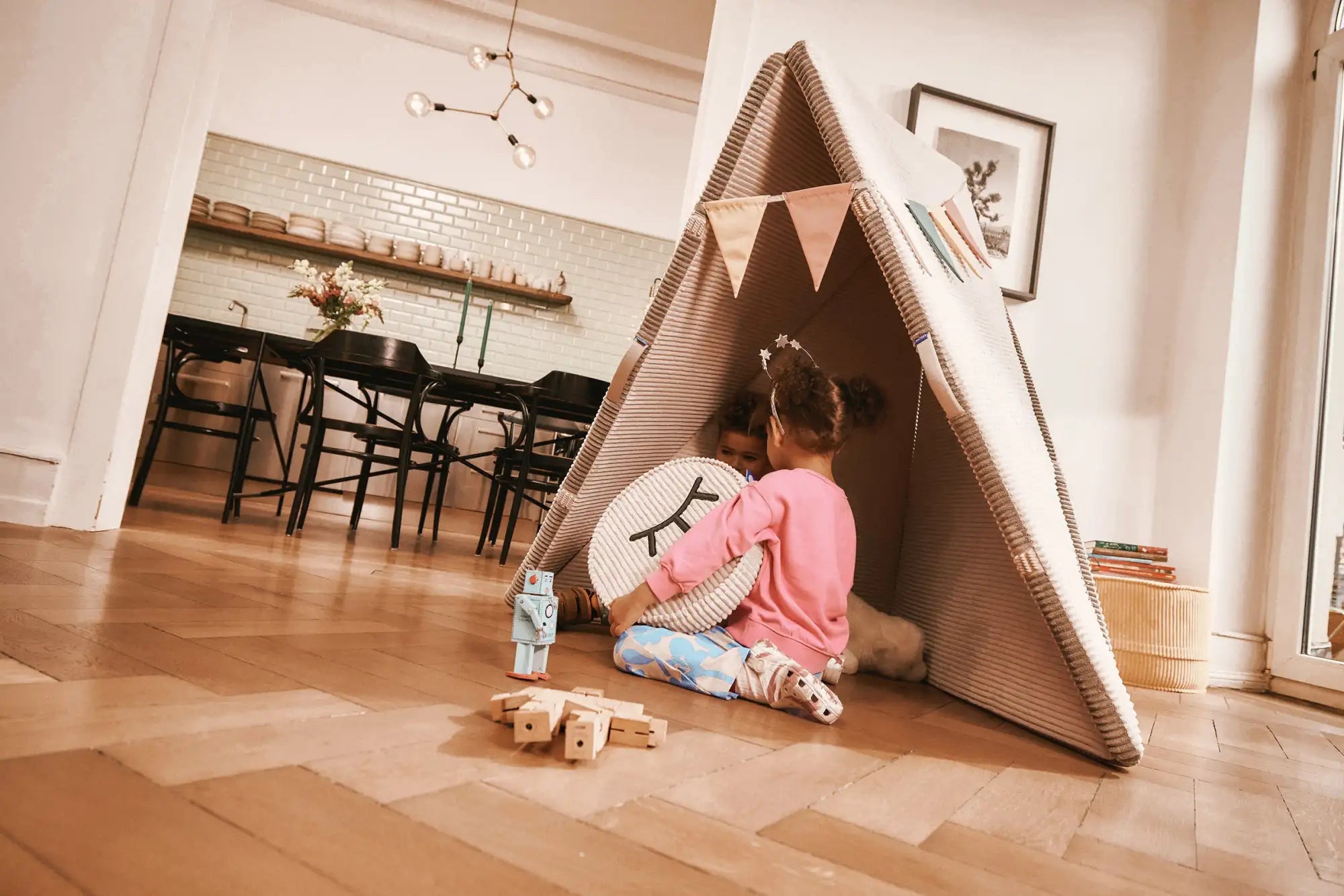 Beige dreieckiges Spielzelt mit texturiertem Stoff und dekorativer Girlande