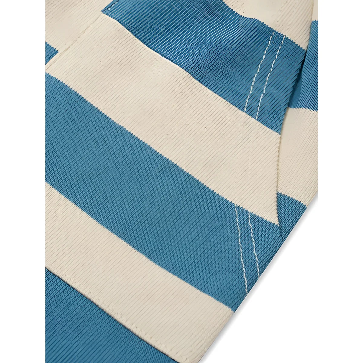 Ein gestricktes bermudas mit kräftigen horizontalen streifen in teal und cremeweiß und sichtbaren nähte