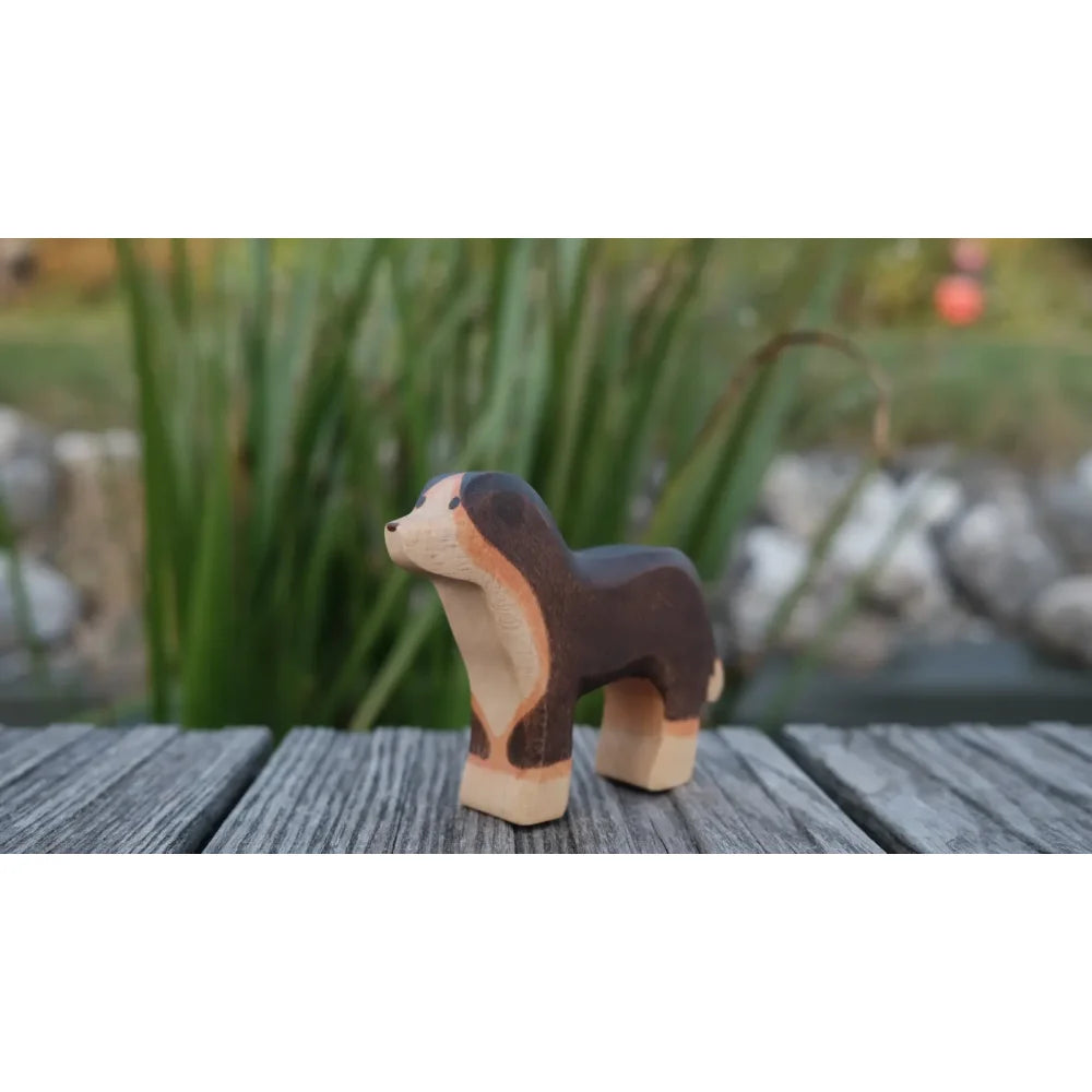Holzfigur eines Berner Sennenhundes mit dunkelbraunen und hellbraunen Markierungen
