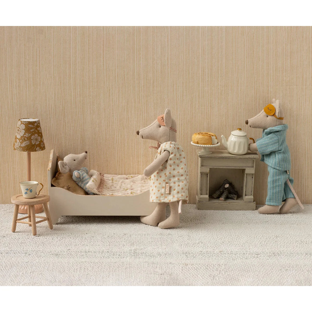 Bett Maus Creme: Beige Maus-Puppe in Polka-Punkt-Kleid neben Mini-Bett mit schlafender Maus