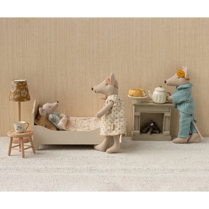 Bett Maus Creme: Beige Maus-Puppe in Polka-Punkt-Kleid neben Mini-Bett mit schlafender Maus