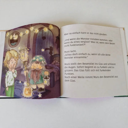 Offenes Kinderbilderbuch mit bunten Illustrationen und deutschem Text im Produkt Robin