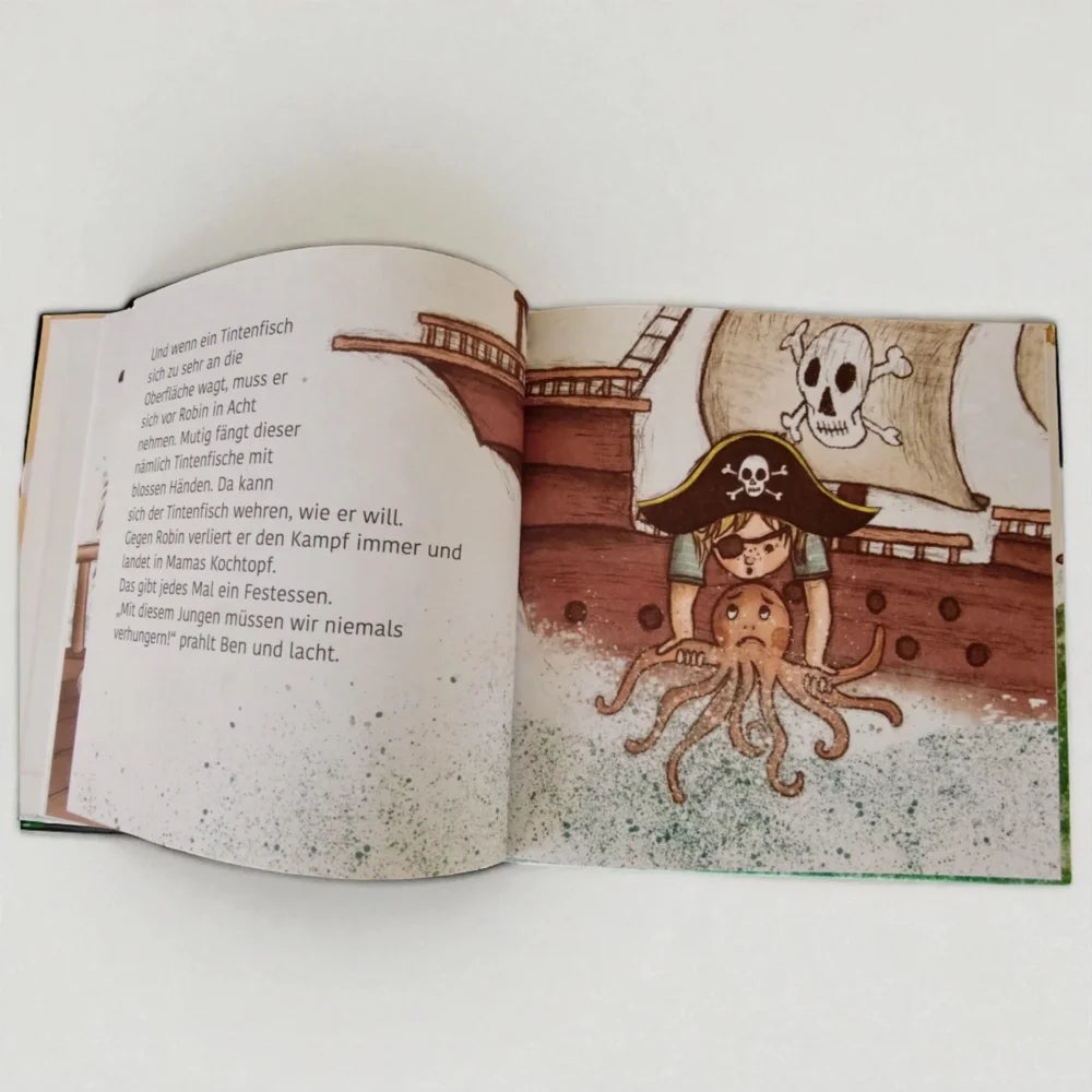 Offenes Kinderbuch mit Piratenillustration aus Bilderbuch Im eigenen Bett schlafen Robin kann das