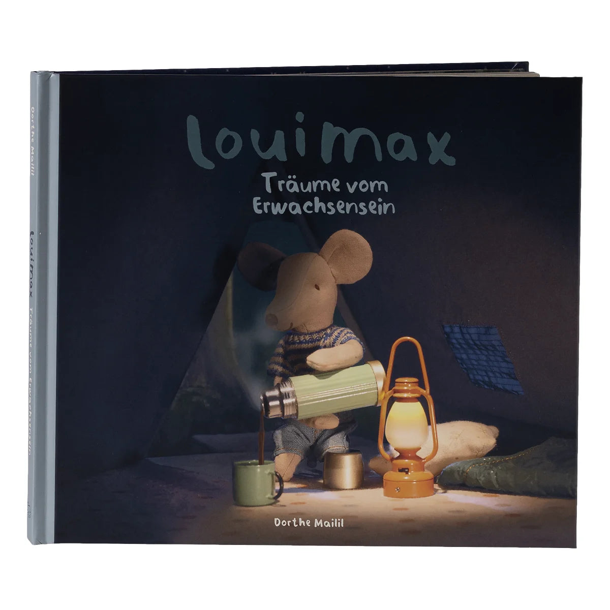 Ein plüschmaus von louimax in gestreiftem pullover und blauer hose hält eine grüne thermosflasche nachhaltige babykleidung schweiz