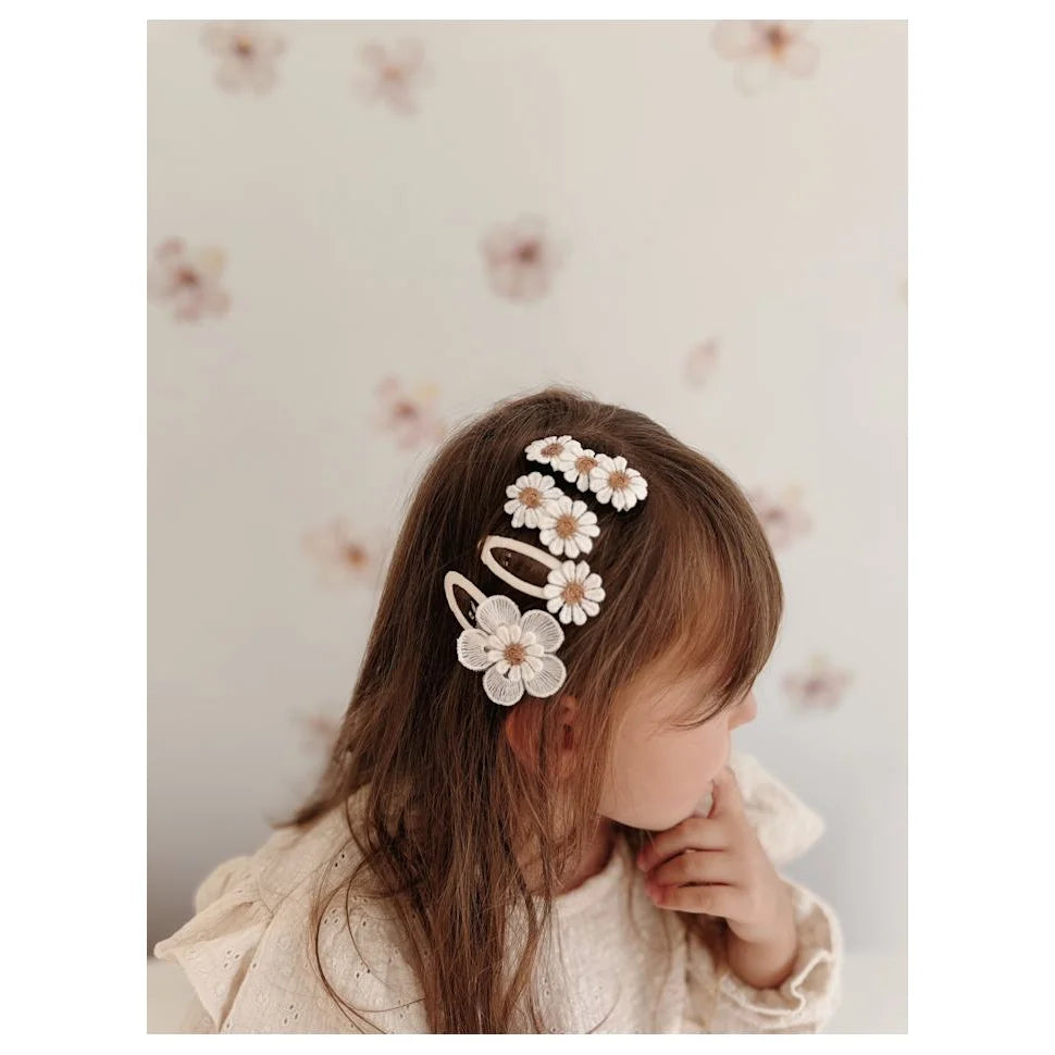 Weiße Blüten-Haarclips mit Perlenakzenten, elegantes Blossom Spring Design