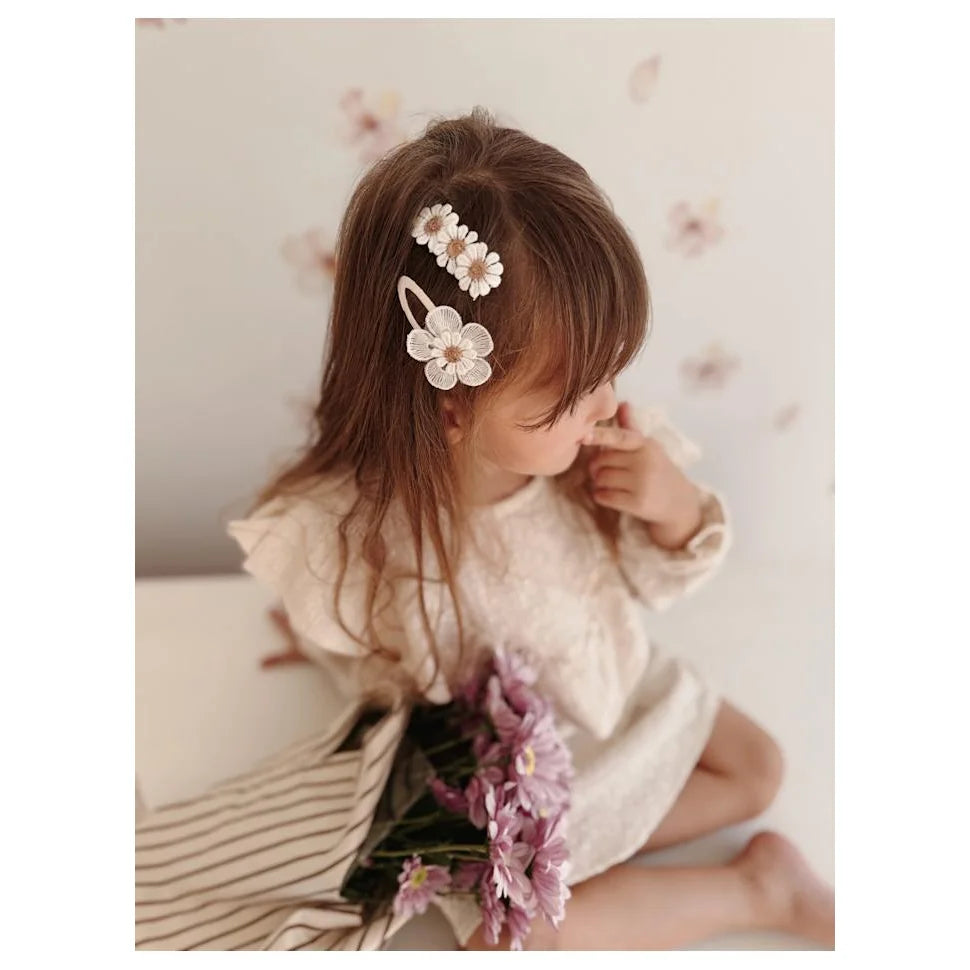 Weiße Blüten-Haarclips mit Perlenakzenten, zartes Design für Blossom Spring