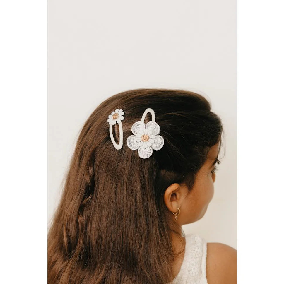 Weiße Blüten-Haarspange mit Perlenakzenten und Spitzen-Design aus Blossom Spring