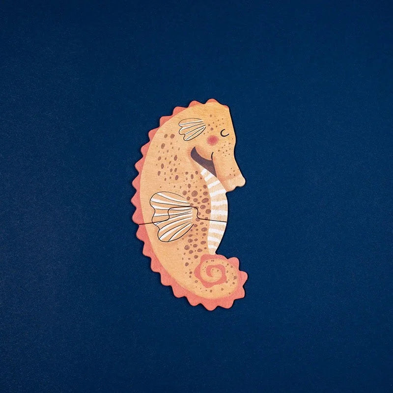 Süßes pfirsichfarbenes Seepferdchen-Papier, braune Flecken, gestreifter Schwanz in Blue Puzzle