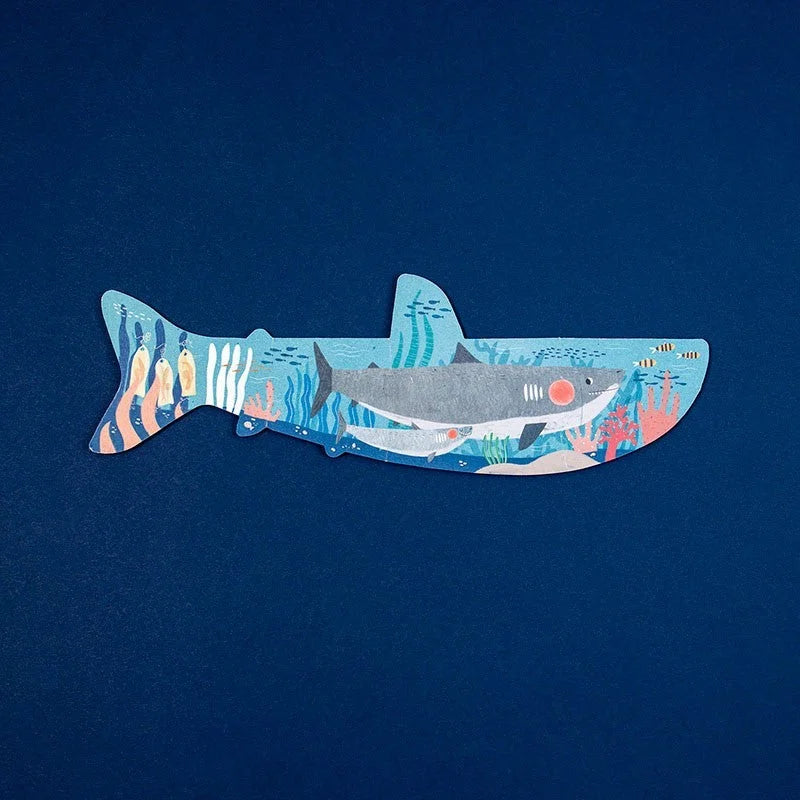 Buntes Sharken-Wandaufkleber-Design mit Grau-Weiß-Hai, Koralle und Fischen auf Blau im Blue Puzzle