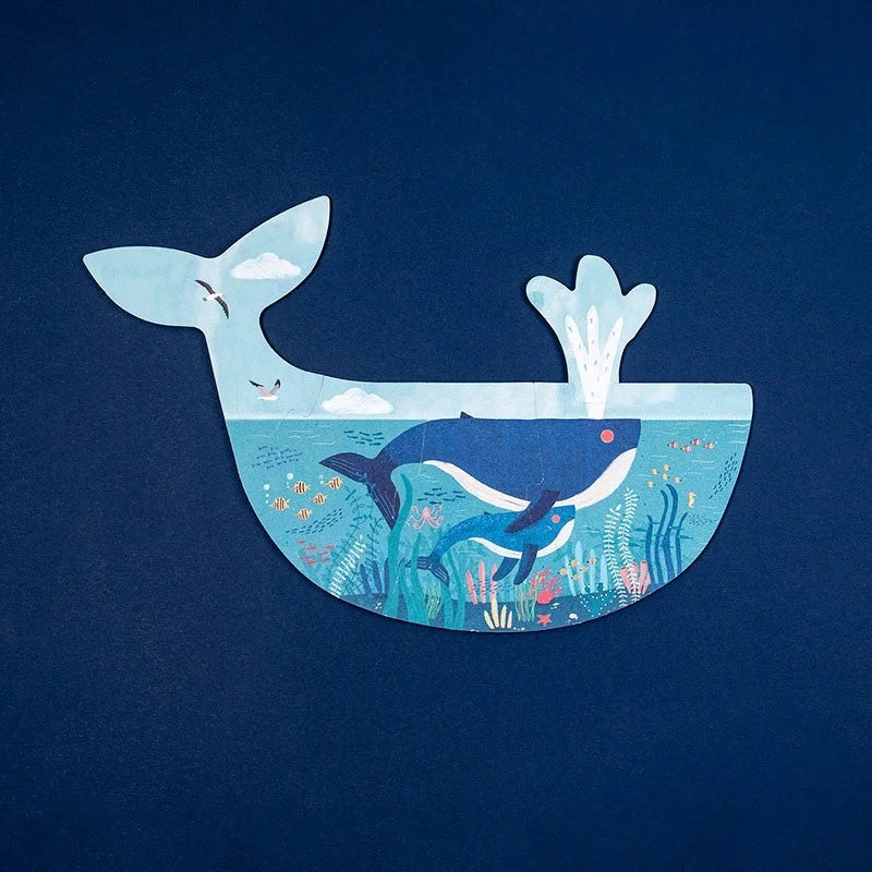 Witziges halb getauchtes Walz-Puzzle-Teil in Blau mit Korallen und Fischen